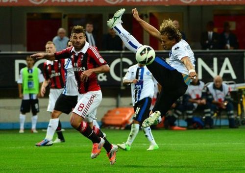 AC Milan's forward midfielder Antonio Nocerino (L) fights for the ball with Atalanta's defender Thomas Manfredini