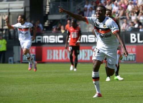 Lorient's French midfielder Alain Traore (R) celebrates after scoring