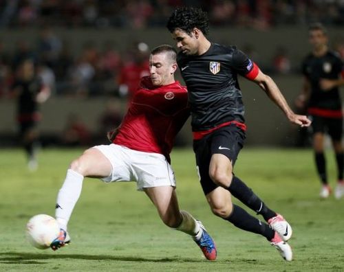 Atletico Madrid's forward Diego Costa (R) challenges Hapoel Tel-Aviv's defender Mor Shushan