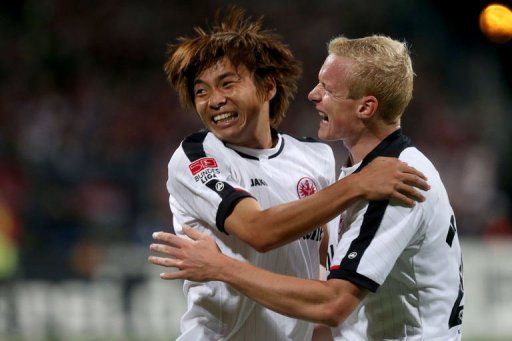 Frankfurt&#039;s Japanese midfielder Takashi Inui (L) and Frankfurt&#039;s midfielder Sebastian Rode celebrate a goal