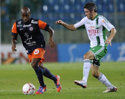 Montpellier's Senegalese forward Souleymane Camara (L) vies with Saint-Etienne's French midfielder Jeremy Clement