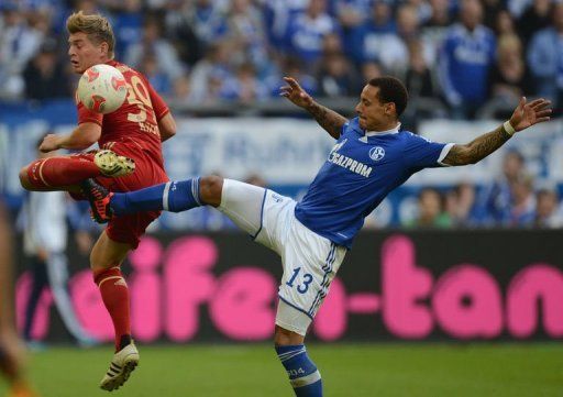 Bayern Munich&#039;s midfielder Toni Kroos (L) and Schalke&#039;s midfielder Jermaine Jones fight for the ball
