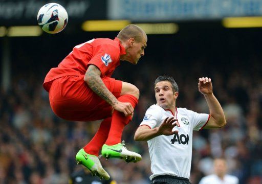 Liverpool&#039;s Martin Skrtel (L) vies with Manchester United&#039;s Robin van Persie