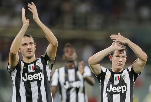 Juventus' Leonardo Bonucci (L) and teammate Stephan Lichtsteiner