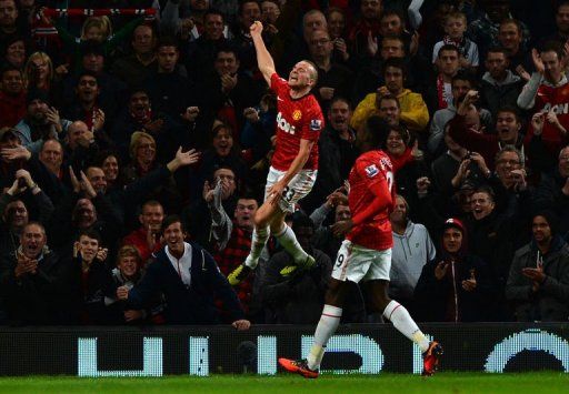 Manchester United&#039;s Tom Cleverley (L) celebrates scoring
