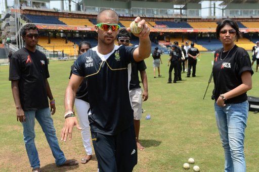 South African cricketer Jean-Paul Duminy  (C) offers pointers to budding Sri Lankan cricket players