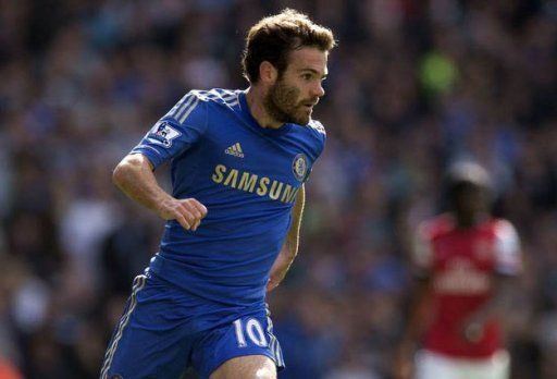 Chelsea&#039;s midfielder Juan Mata runs with the ball