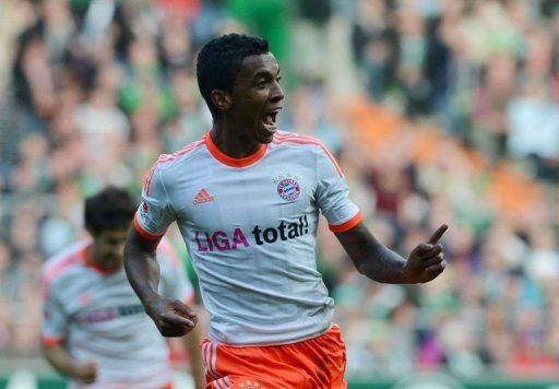 Bayern Munich&#039;s midfielder Luiz Gustavo celebrates his goal