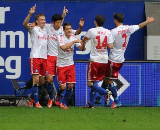 Hamburg&#039;s players celebrate the goal scored by striker Artjoms Rudnevs (L)