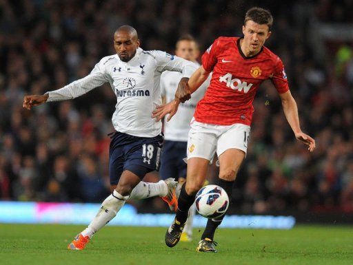 Manchester United&#039;s midfielder Michael Carrick (R) fights for the ball with Tottenham&#039;s striker Jermain Defoe