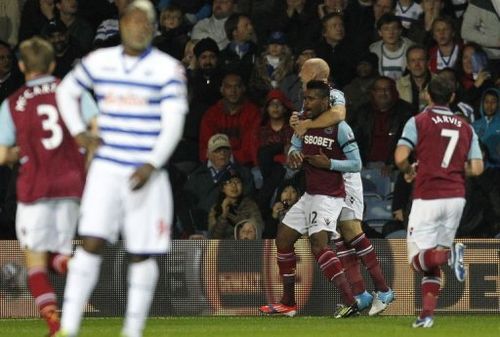 West Ham's Ricardo Vaz Te (3rd R) celebrates scoring