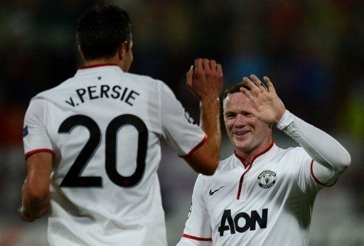 Manchester United&#039;s Wayne Rooney (R) celebrates with Robin van Persie after Persie scored