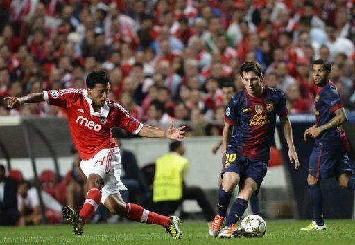 Barcelona&#039;s Lionel Messi (R) vies with Benfica&#039;s Ezequiel Garay (L)