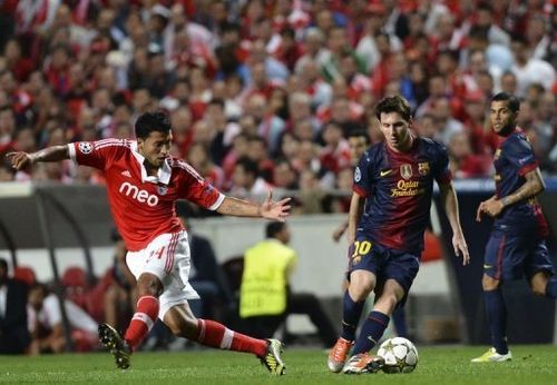 Barcelona's Lionel Messi (R) vies with Benfica's Ezequiel Garay (L)