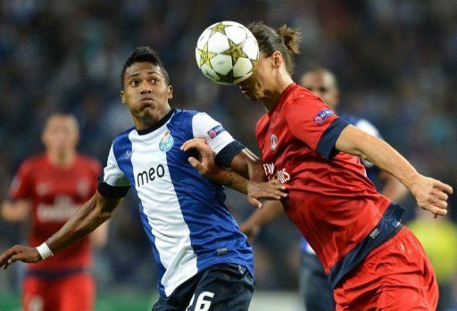 Paris Saint-Germain&#039;s Zlatan Ibrahimovic (R) vies with Porto&#039;s Alex Sandro