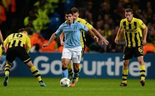 Manchester City&#039;s Sergio Aguero (C) looks for a way through the Dortmund defence
