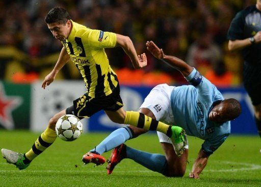 Borussia Dortmund&#039;s Robert Lewandowski (L) vies with Manchester City&#039;s Vincent Kompany