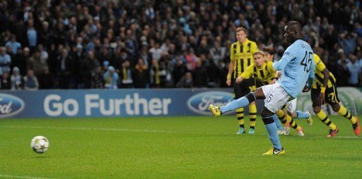 Manchester City&#039;s Mario Balotelli (R) scores from a penalty