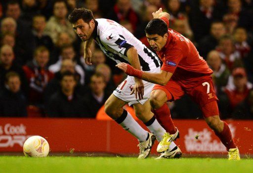 Udinese&#039;s Italian defender Maurizio Domizzi (L) vies with Liverpool&#039;s Uruguayan forward Luis Su&Atilde;&iexcl;rez