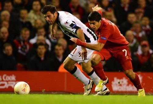 Udinese's Italian defender Maurizio Domizzi (L) vies with Liverpool's Uruguayan forward Luis SuÃ¡rez