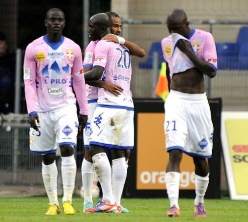 Evian's forward Saber Khlifa (C) is congratuled by teammates after scoring a goal