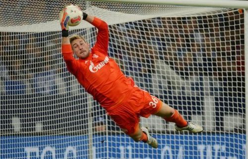 Schalke's goalkeeper Lars Unnerstall plays the ball