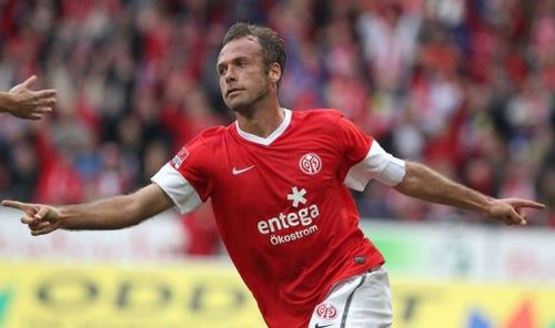 Mainz' defender Nikolce Noveski celebrates scoring