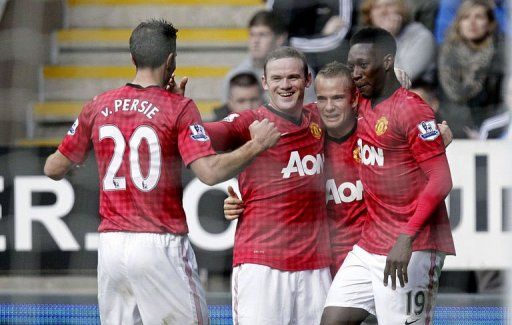Manchester United&#039;s Tom Cleverley (2nd R) celebrates scoring