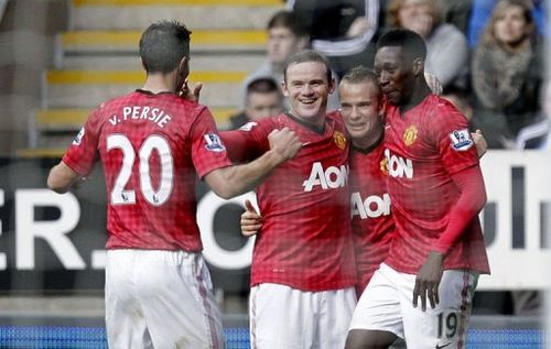 Manchester United's Tom Cleverley (2nd R) celebrates scoring