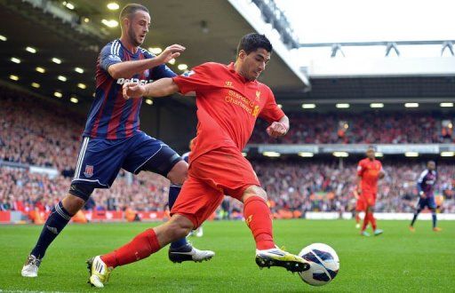 Stoke City&#039;s Marc Wilson (L) vies with Liverpool&#039;s Luis Suarez (R)