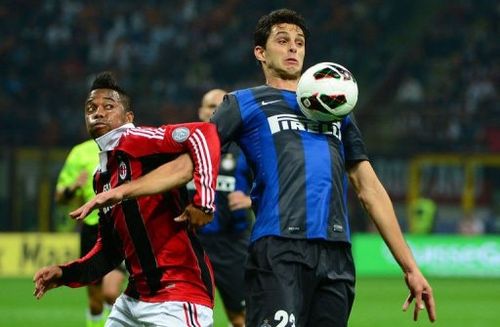 AC Milan's Robinho (L) vies for the ball with Inter Milan's Andrea Ranocchia