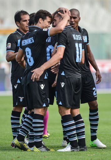 Lazio&#039;s Miroslav Klose (2nd R) celebrates with his teammates