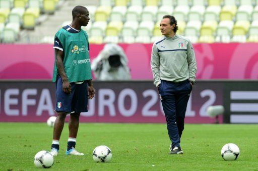 Cesare Prandelli (R) speaks with Mario Balotelli in June