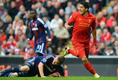 Liverpool's Luis Suarez (R) vies with Stoke City's Ryan Shawcross