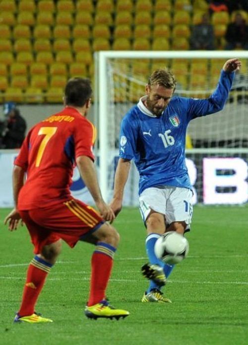 Italy's midfielder Daniele De Rossi (R) clashes with Armenia's Davit Manoyan