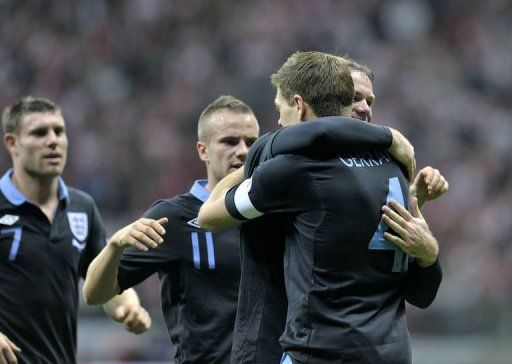 England&#039;s Wayne Rooney (2nd R) celebrates scoring with his teammates