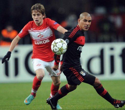 Emmanuel Emenike (L) of FC Spartak Moscow vies with Maxi Pereira of SL Benfica