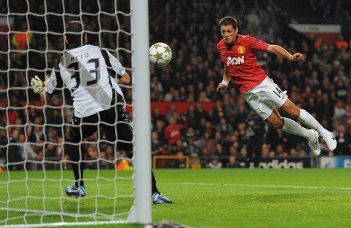 Manchester United&#039;s Javier Hernandez (R) scores past SC Braga&#039;s goalkeeper Beto