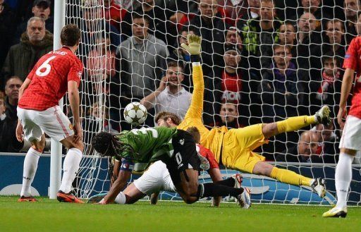 SC Braga&#039;s Alan (C) slips the ball past Manchester United&#039;s goalkeeper David de Gea to score