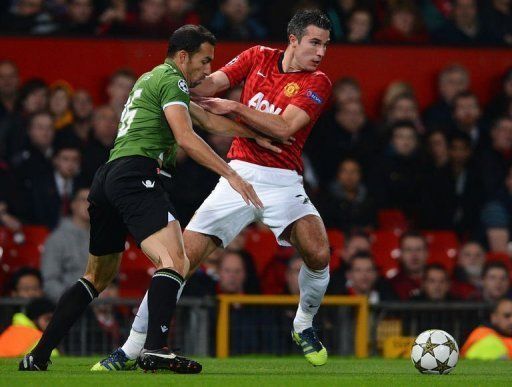 Manchester United&#039;s Robin van Persie (R) vies with SC Braga&#039;s Paulo Vinicius