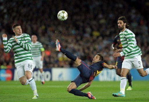 Barcelona&#039;s Jordi Alba (C) vies with Celtic&#039;s Gary Hooper (L) and Georgios Samaras