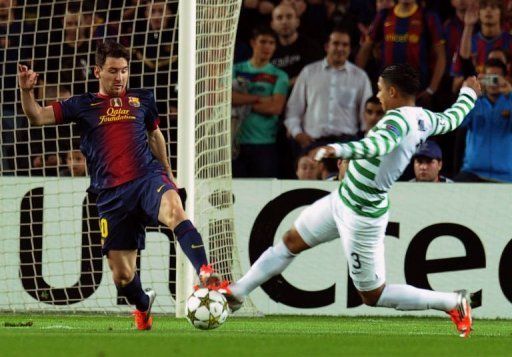 Barcelona&#039;s Lionel Messi (L) vies with Celtic&#039;s Emilio Izaguirre