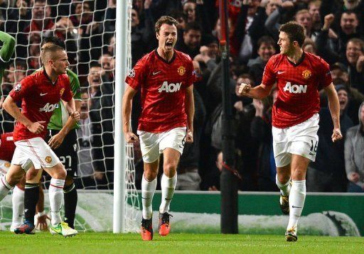 Manchester United&#039;s Jonny Evans (C) celebrates with Michael Carrick (R) after scoring