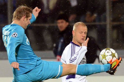 FC Zenit St Petersburg&#039;s Tomas Hubocan (L) vies with RSC Anderlecht&#039;s Olivier Deschacht (R)