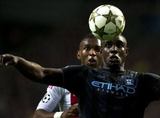 Manchester City&#039;s Micah Richards (R) eyes the ball in front of AFC Ajax&#039;s Ryan Babel