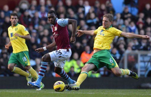 Aston Villa&#039;s striker Christian Benteke (2nd L) clashes with Norwich City&#039;s defender Michael Turner (R)