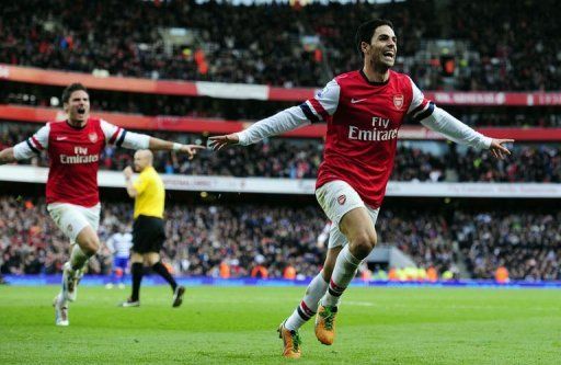 Arsenal&#039;s midfielder Mikel Arteta (R) celebrates scoring