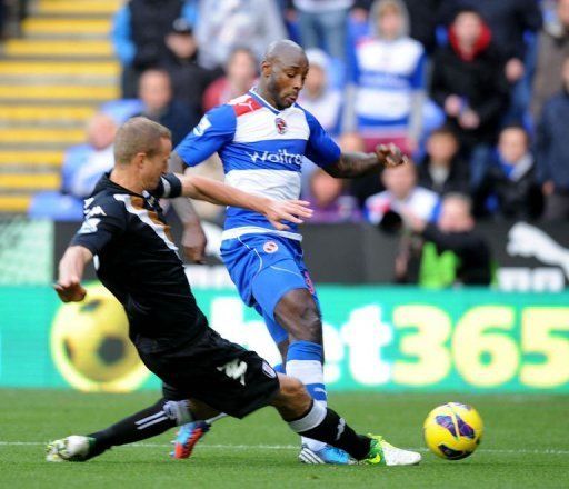 Reading&#039;s Jason Roberts (R) clashes with Fulham&#039;s defender Brede Hangeland