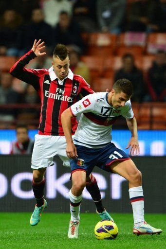 Genoa&#039;s defender Mario Sampirisi (R) fights for the ball with Stephan El Shaarawy during a football match