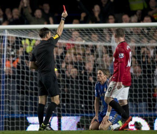 Chelsea&#039;s Fernando Torres (C) is shown the red card